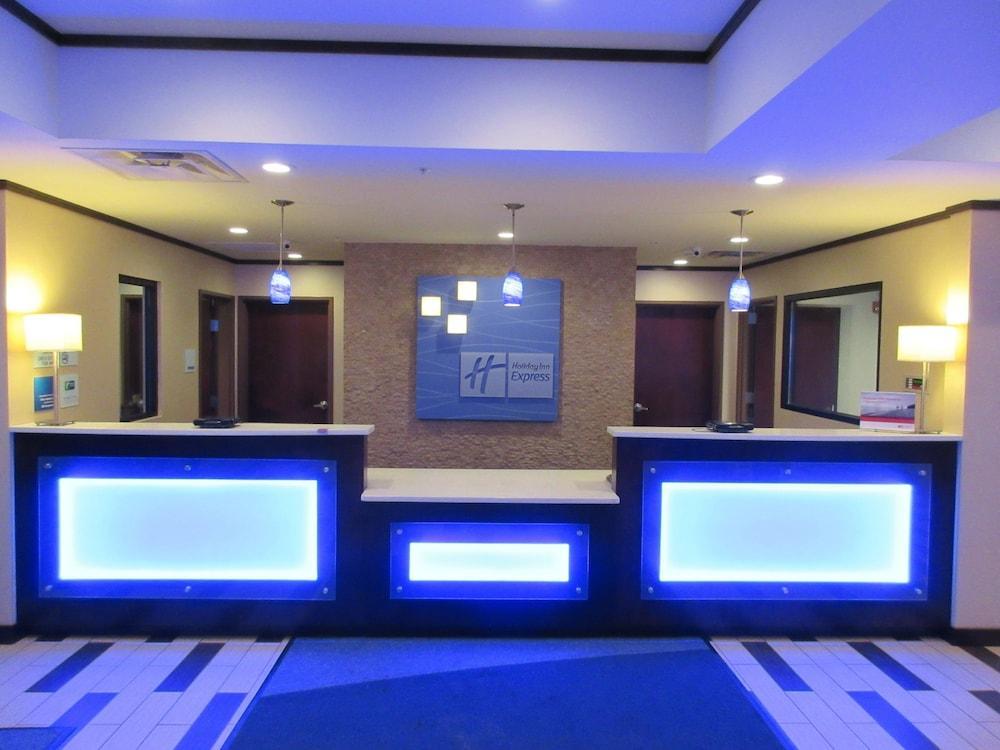 Holiday Inn Express & Suites Butler By Ihg Екстериор снимка