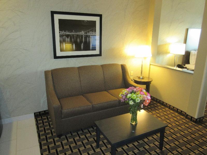 Holiday Inn Express & Suites Butler By Ihg Екстериор снимка