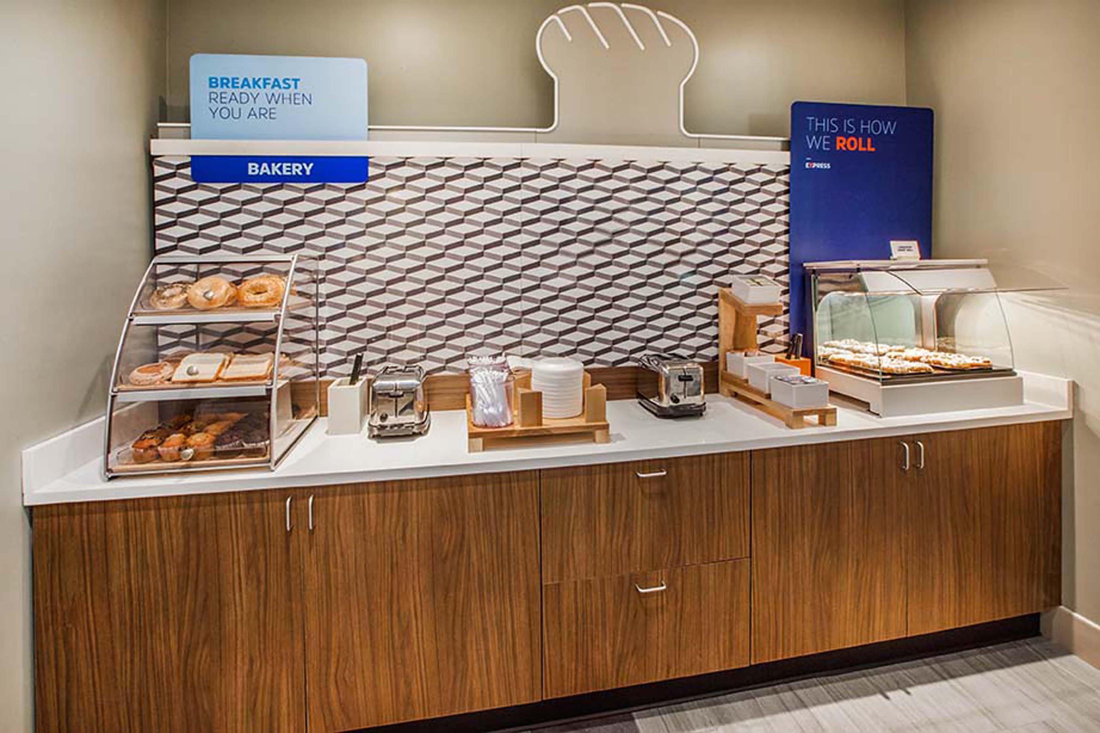 Holiday Inn Express & Suites Butler By Ihg Екстериор снимка