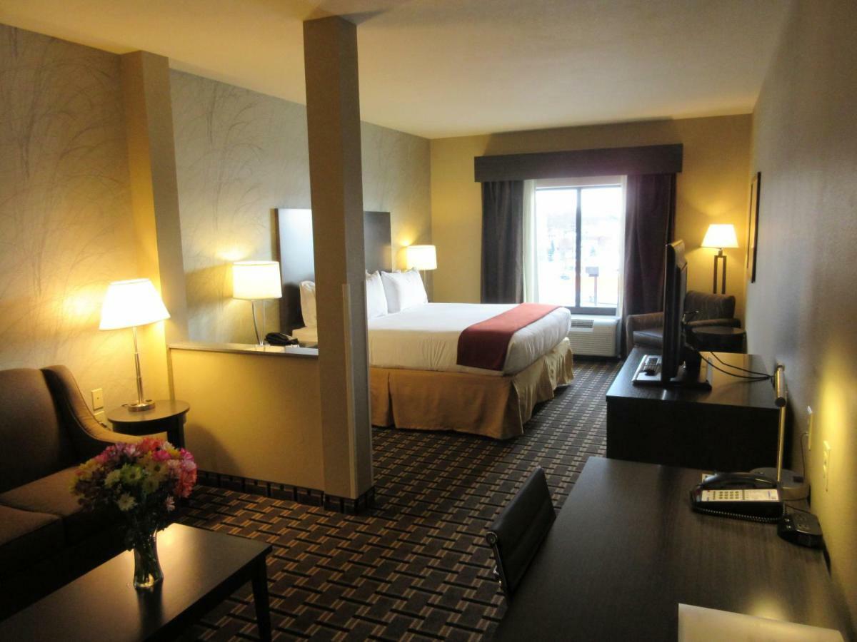 Holiday Inn Express & Suites Butler By Ihg Екстериор снимка
